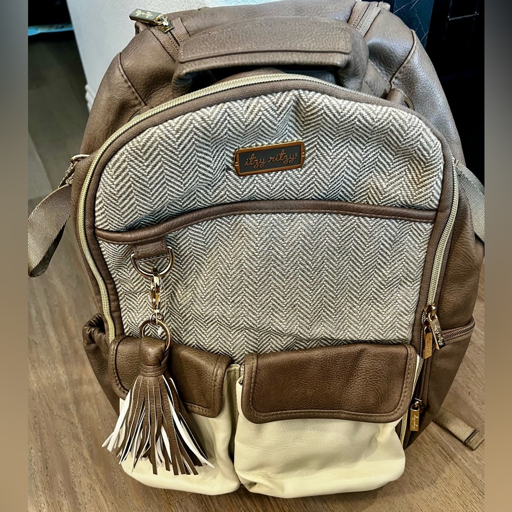 Itzy Ritzy Boss Diaper Bag Backpack - Vanilla Latte - Picture 10 of 13